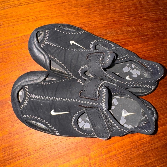 Nike Black Sandals Sporty Water-Friendly Design - Picture 1 of 1